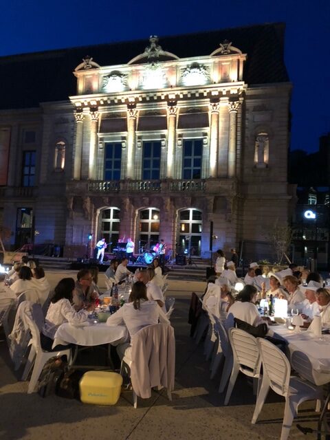 Dîner en blanc de nuit sur la place de la Résistance de Saint-Brieuc éclairée
